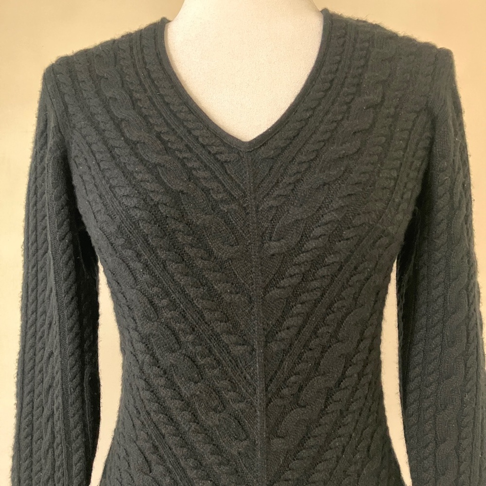 LORO PIANA 100% CASHMERE CABLE KNIT V-NECK - Picture 11 of 11